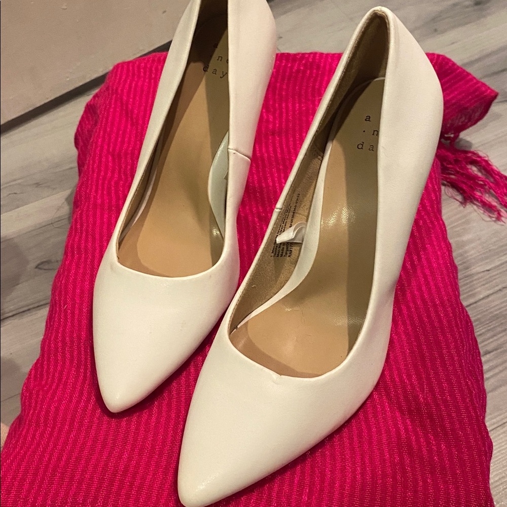 Chic White Pointed Toe Heels